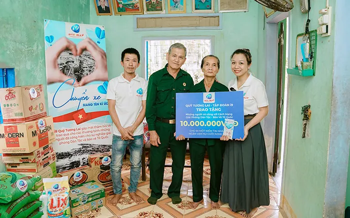 Hình ảnh chính đánh giá TOT88 và thabet john, với các yếu tố cá cược trực tuyến và tiền thưởng lấp lánh